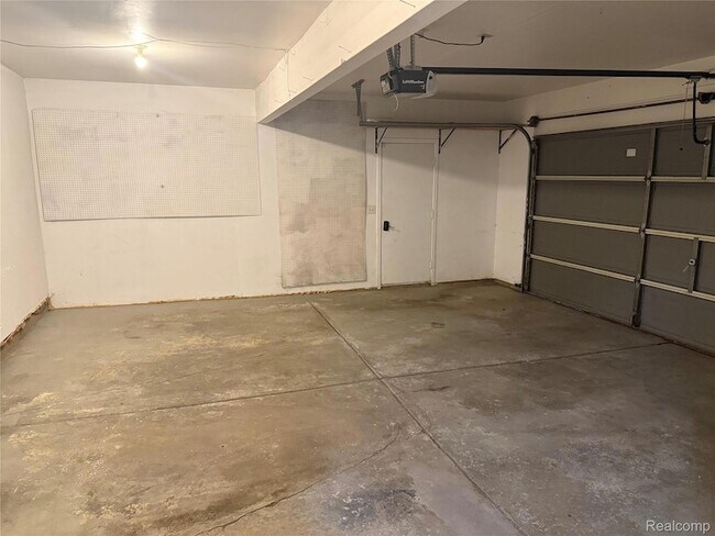 Building Photo - 1116 Lakeview Cir