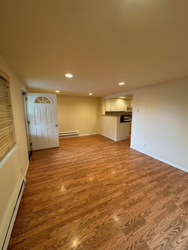 Building Photo - 303 Alder St