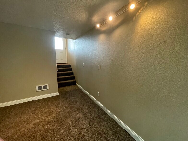 stairs up to main entry - 4368 Imperial Dr