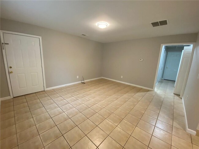 Building Photo - 130 River Pointe Ct SW