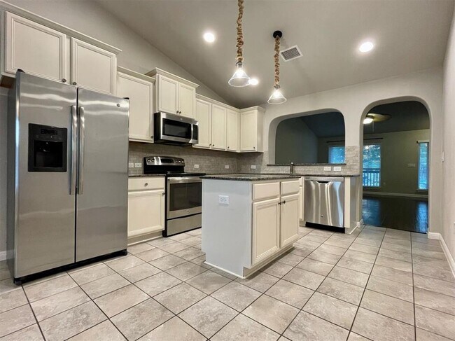 Building Photo - 18320 Friendship Hill Dr