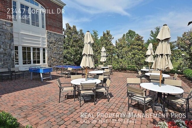 Building Photo - Beautifully Maintained 7 Bedroom 6 Bath Ho...