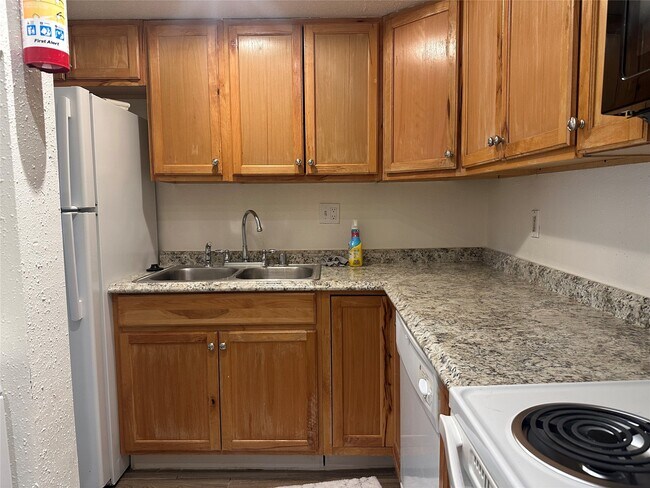 Building Photo - 744 Memorial Mews St