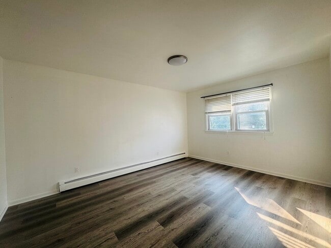 Building Photo - 121 Mallory Ave