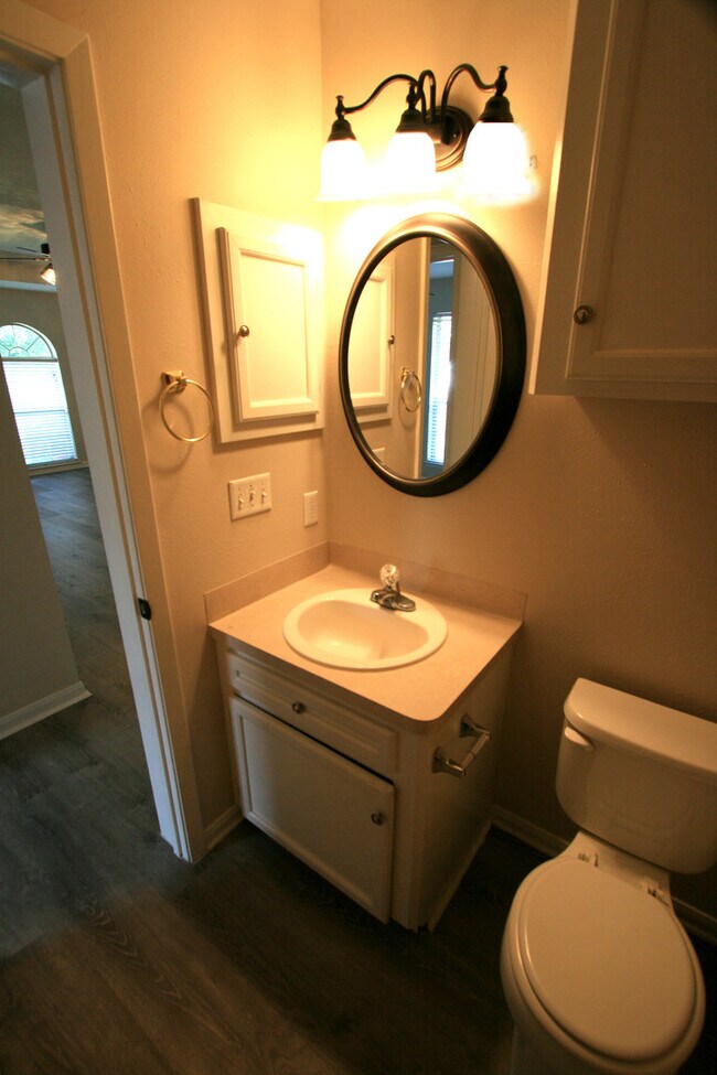 Building Photo - 901 Camellia Ct