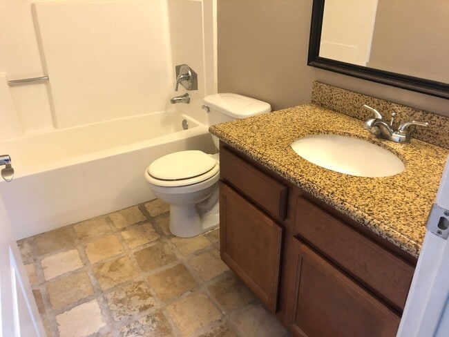 Building Photo - Super Cute and Close to Lake! Ready for Immediate move in!