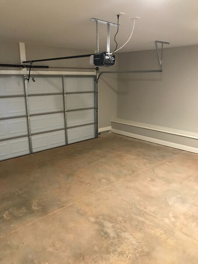 Building Photo - Townhome Available for June!