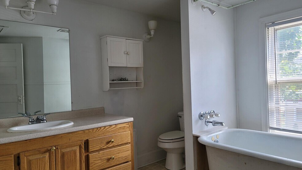 Building Photo - 658 S Rockhill Ave