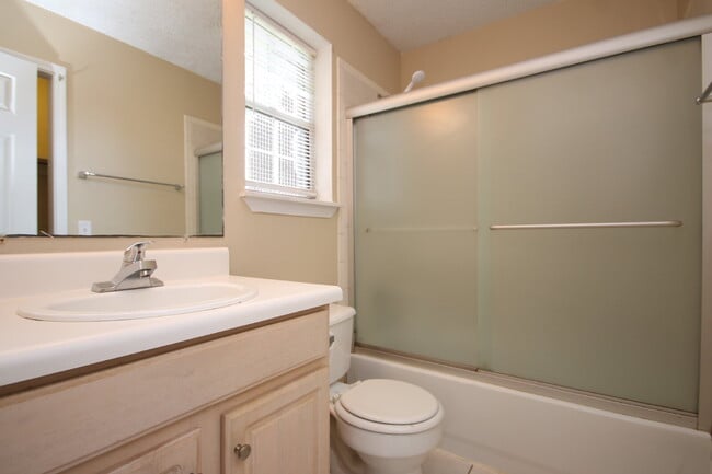 Building Photo - Move-in Ready Spacious & Pet-Friendly 3/2 ...