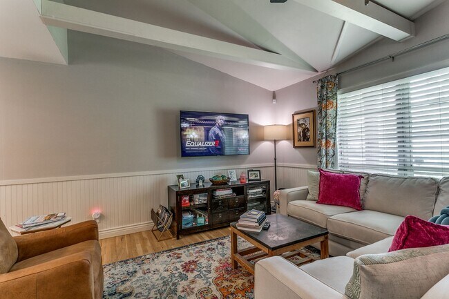 Building Photo - RENOVATED 3-BEDROOM IN NORTHWOOD