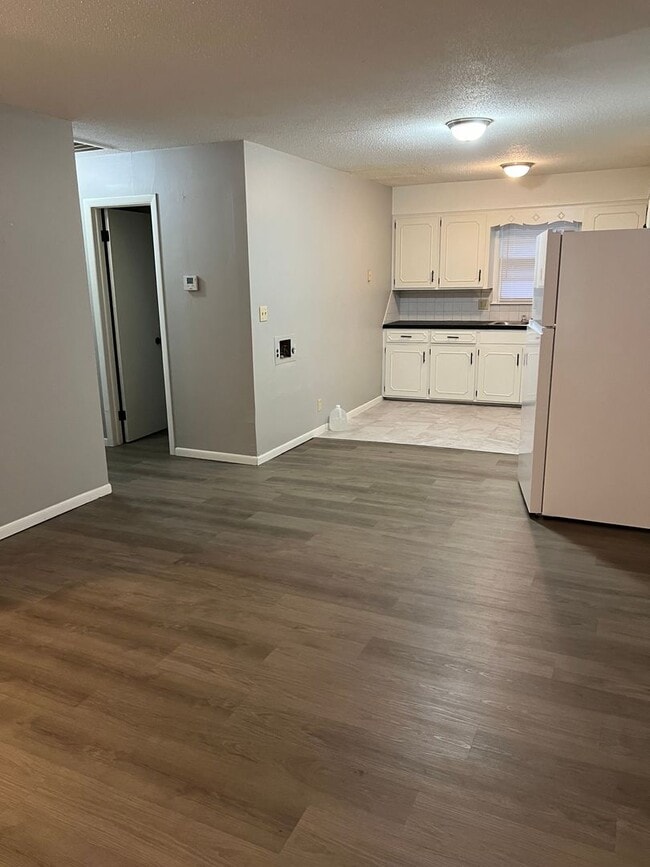 Building Photo - 2 bedrooms, 1 bath duplex