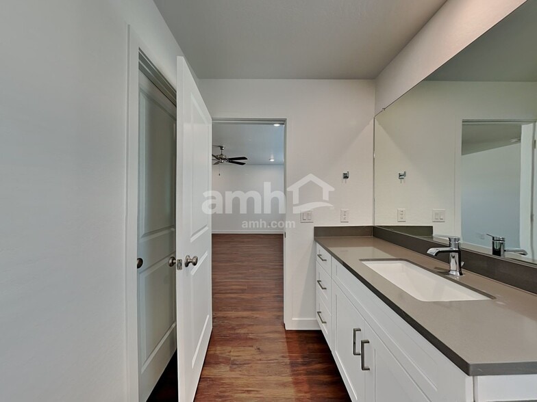 Building Photo - 2128 W Alicia Dr