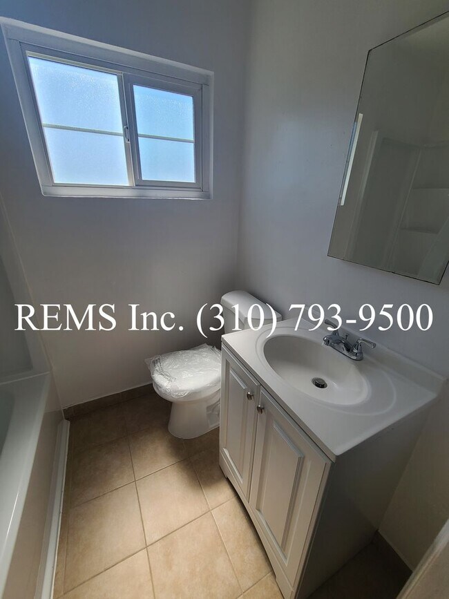 Building Photo - Bright 1 Bedroom Upstairs Apartment w/ Garage Parking