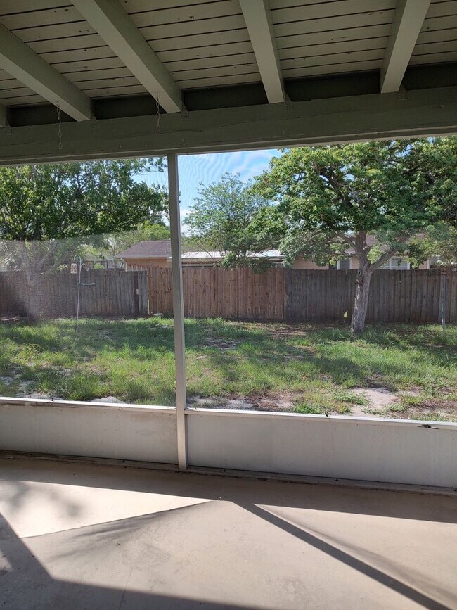 Building Photo - 2 Bedroom, 1 bath, freshly painted, new appliances