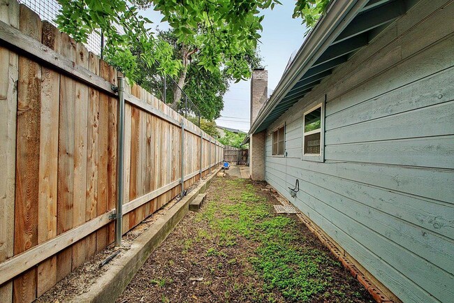 Building Photo - 6108 Cherrylawn Cir