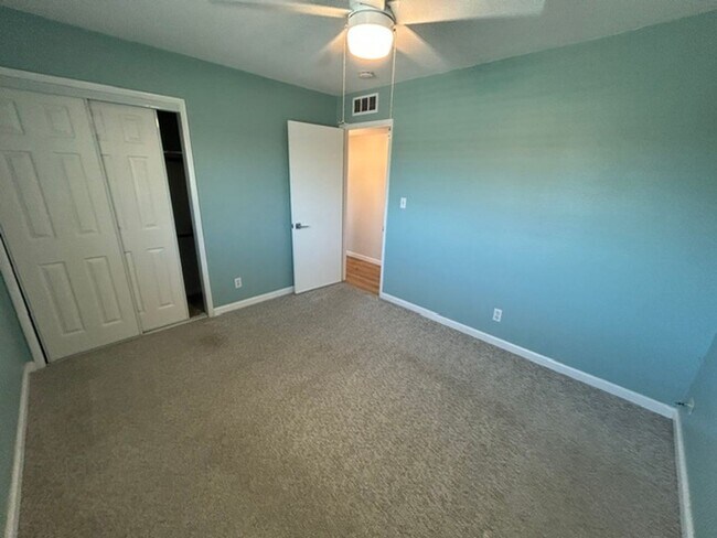 Building Photo - 2647 W Evergreen Ct