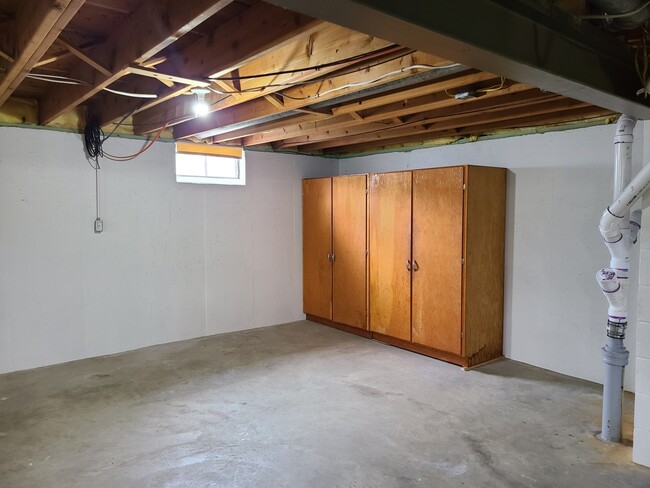 Building Photo - 403 Oak St
