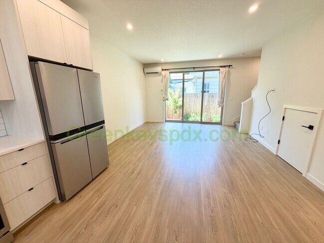 Building Photo - Newer 2-Bedroom, 1.5-Bathroom Townhome for Rent in SE Portland with Private Patio in Walkable Loc...