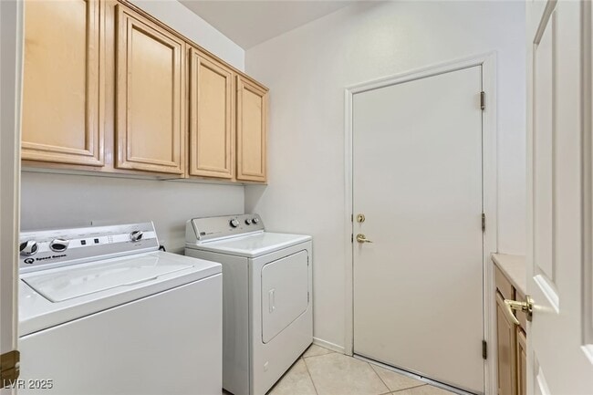 Building Photo - 2313 Fox Hills Dr