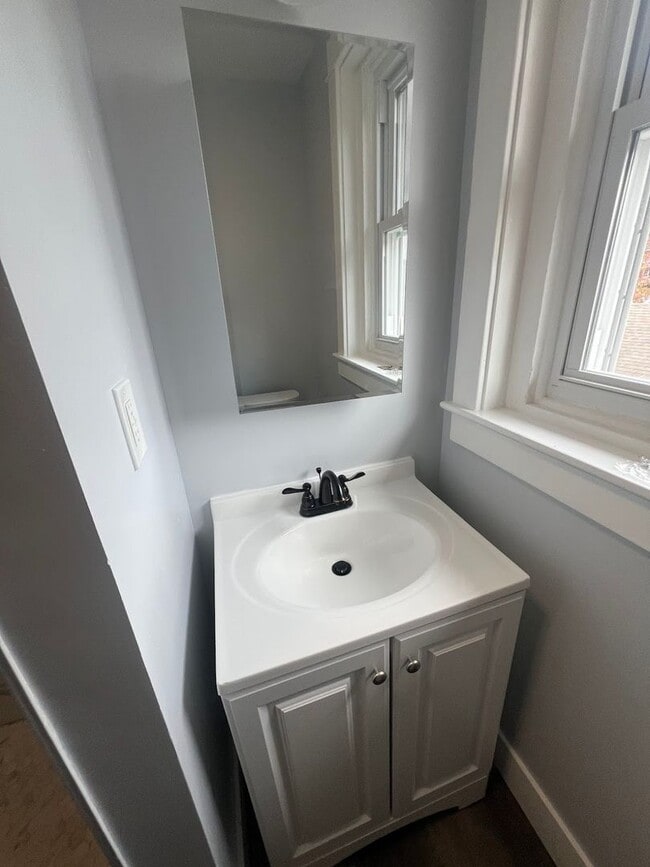 Building Photo - Newly Renovated 3 Bedroom Home