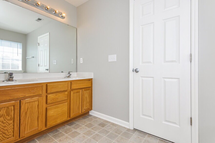 Building Photo - 804 Red Oak Tree Dr