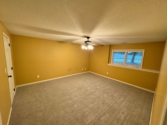 Building Photo - Large, Executive Level 5 Bedroom, 3 Bath!