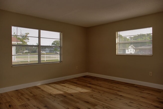 Building Photo - 4 bedroom 2 bath  single-family home in Co...