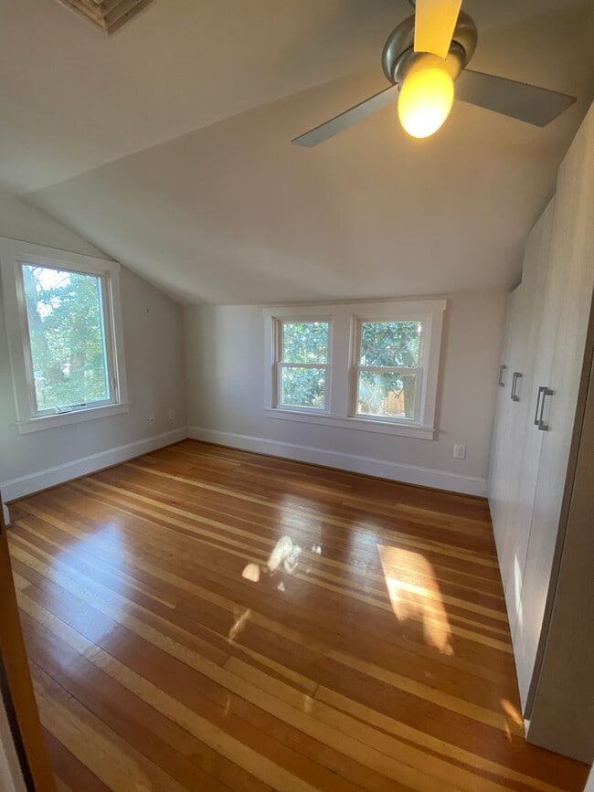 Building Photo - 4 Bedroom / 2 Bath Eastport Cape Cod