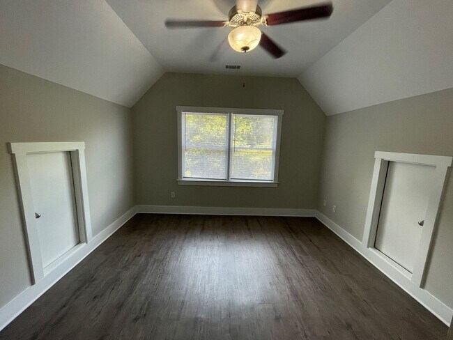 Building Photo - PRE-LEASING FOR AUGUST 2026!