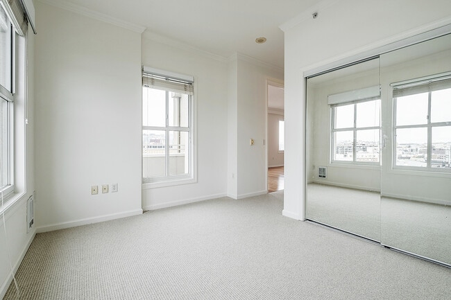 Building Photo - 140 S Van Ness Ave