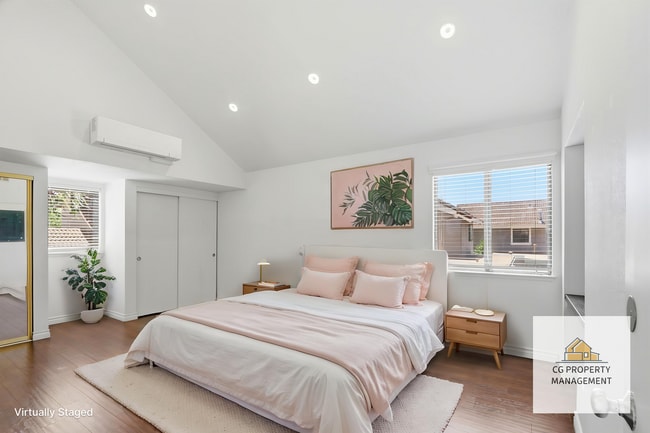 Building Photo - Beautifully Remodeled 3BD Townhome | Multi-Zone A/C | Private Patio