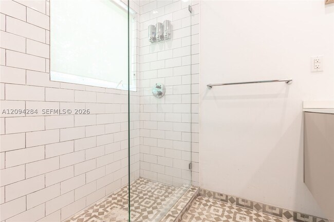 Building Photo - 523 NE 68th St