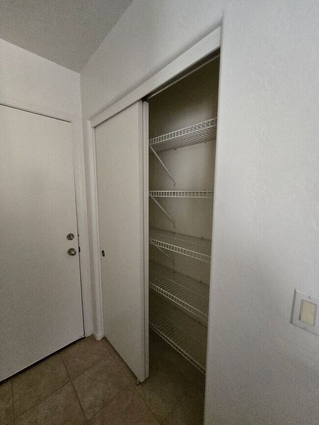 Building Photo - 2 Bedroom, 2 Bath Available Now!