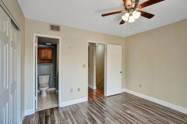 Building Photo - Townhouse with 2 Beds, 2.5 Baths, In-Unit ...