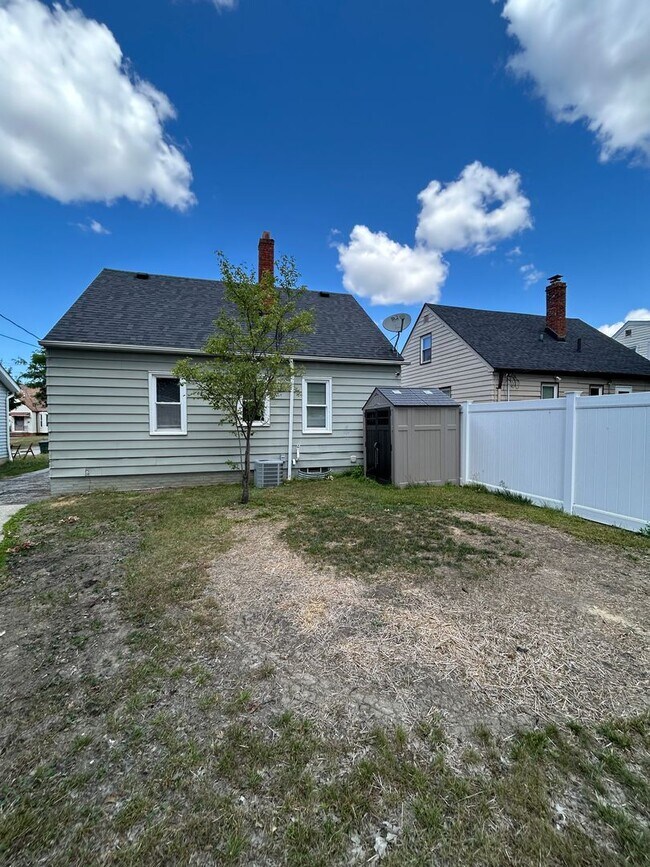 Building Photo - Spacious 3-Bedroom, 2-Bath House in South Euclid