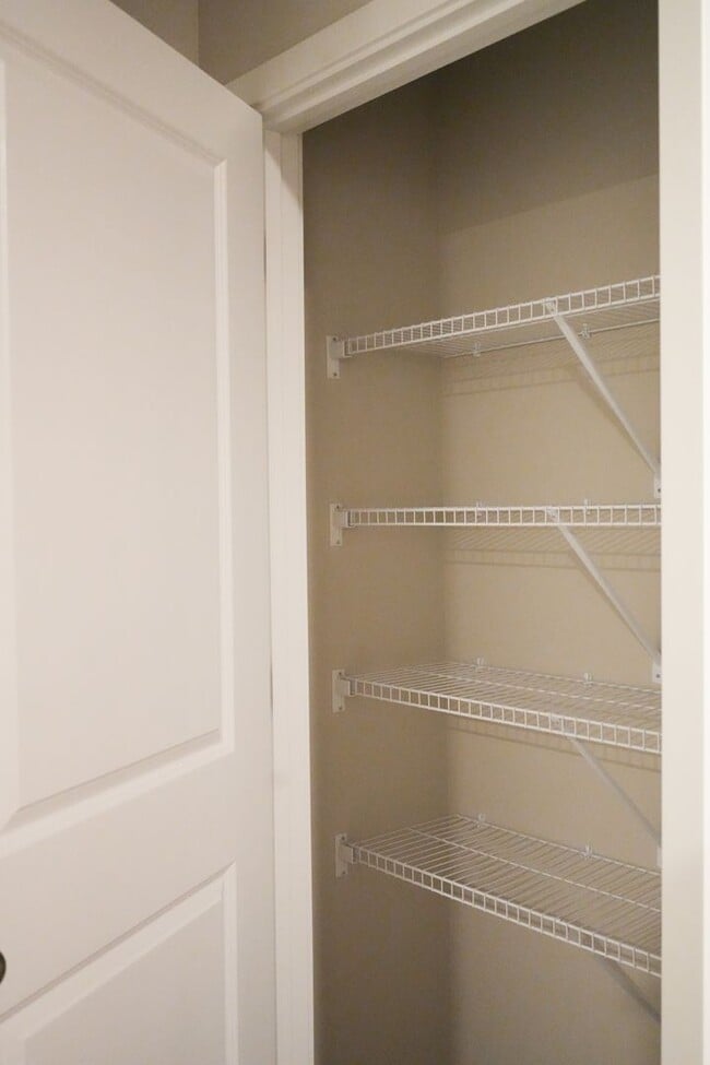 Building Photo - Available April 1st!! Townhome!! Near to I...