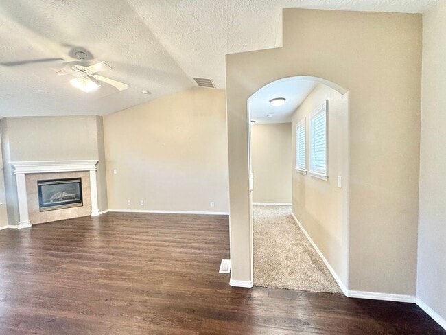 Building Photo - Modern and Updated 3bd/2b Home for Rent in...