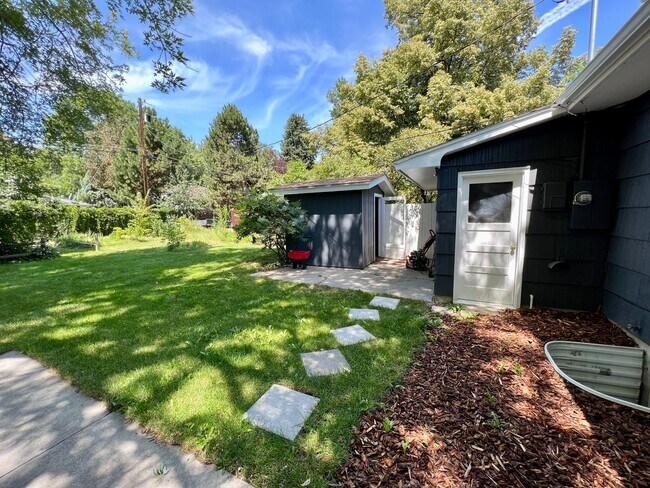 Building Photo - Updated 4 bed 2 bath house!