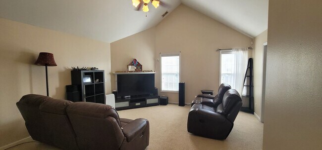 Building Photo - 4 Bedroom, 3 Full Bath with Bonus Home Boasting 2000+ Sq Ft