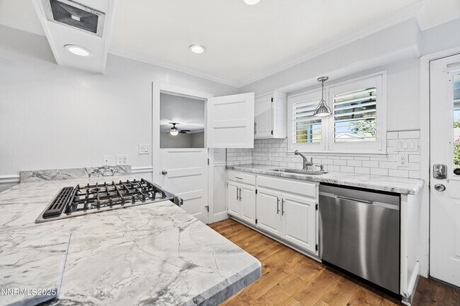 Building Photo - 601 Ivy St