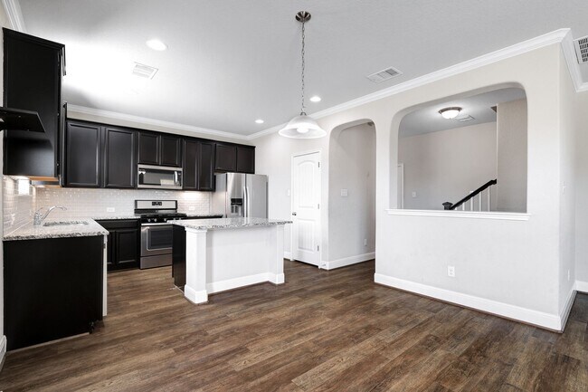 Building Photo - STEUBING FARM - ENCLAVE! 3BD/2.5BA Immaculate - Must See!!