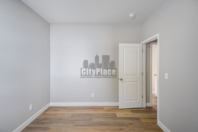 Building Photo - 2801 E Riverside Dr