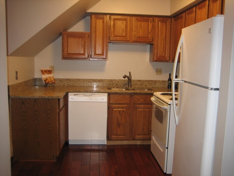 Building Photo - 212 Pinewood Dr