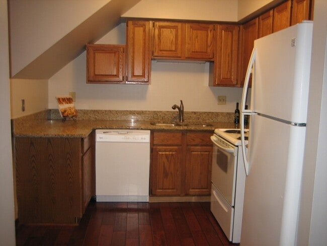 Building Photo - 212 Pinewood Dr