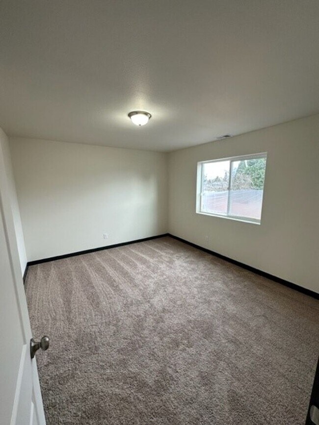 Building Photo - Newer Construction & Pet Friendly! 3 Bed 2.5 Bath Home Available!