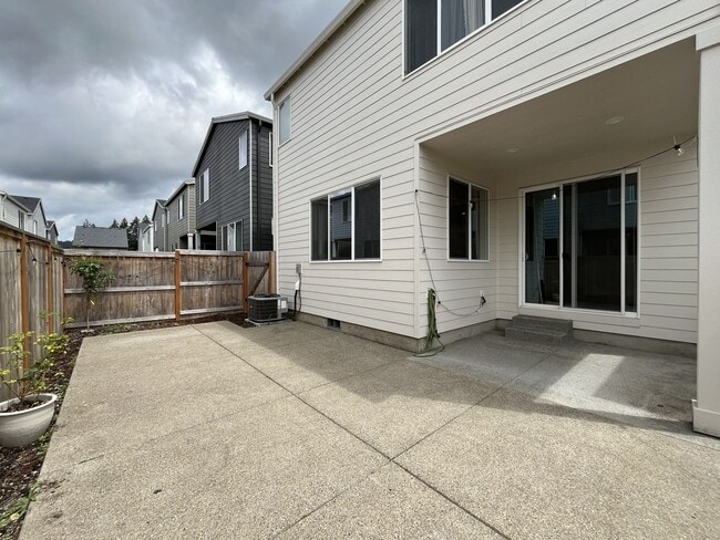 Building Photo - Stunning 2024 Built 5BR Home with Main-Level Suite, EV Charger & Covered Patio Near River Terrace
