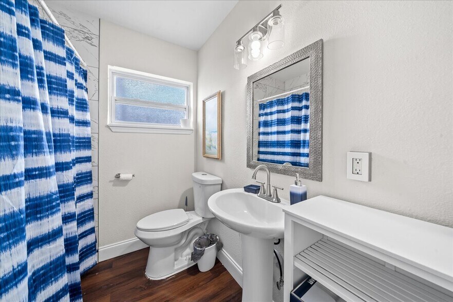 Main Bathroom - 1610 Glen Haven Dr