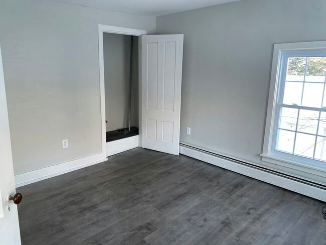 Building Photo - 53 Maple St