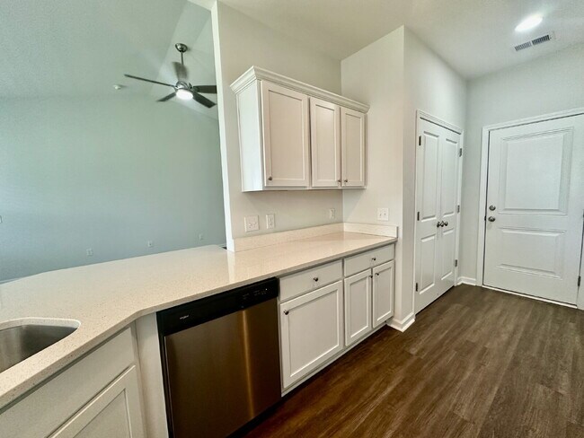 Building Photo - Three Bedroom Home with Large Loft in Heartstone Lakes!