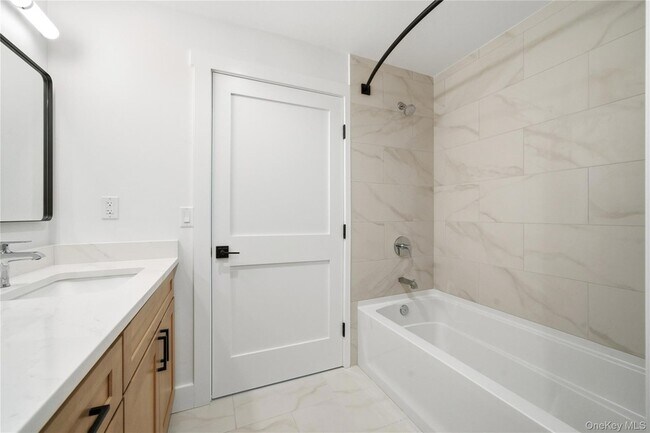 Building Photo - 180 Deer Park Ave